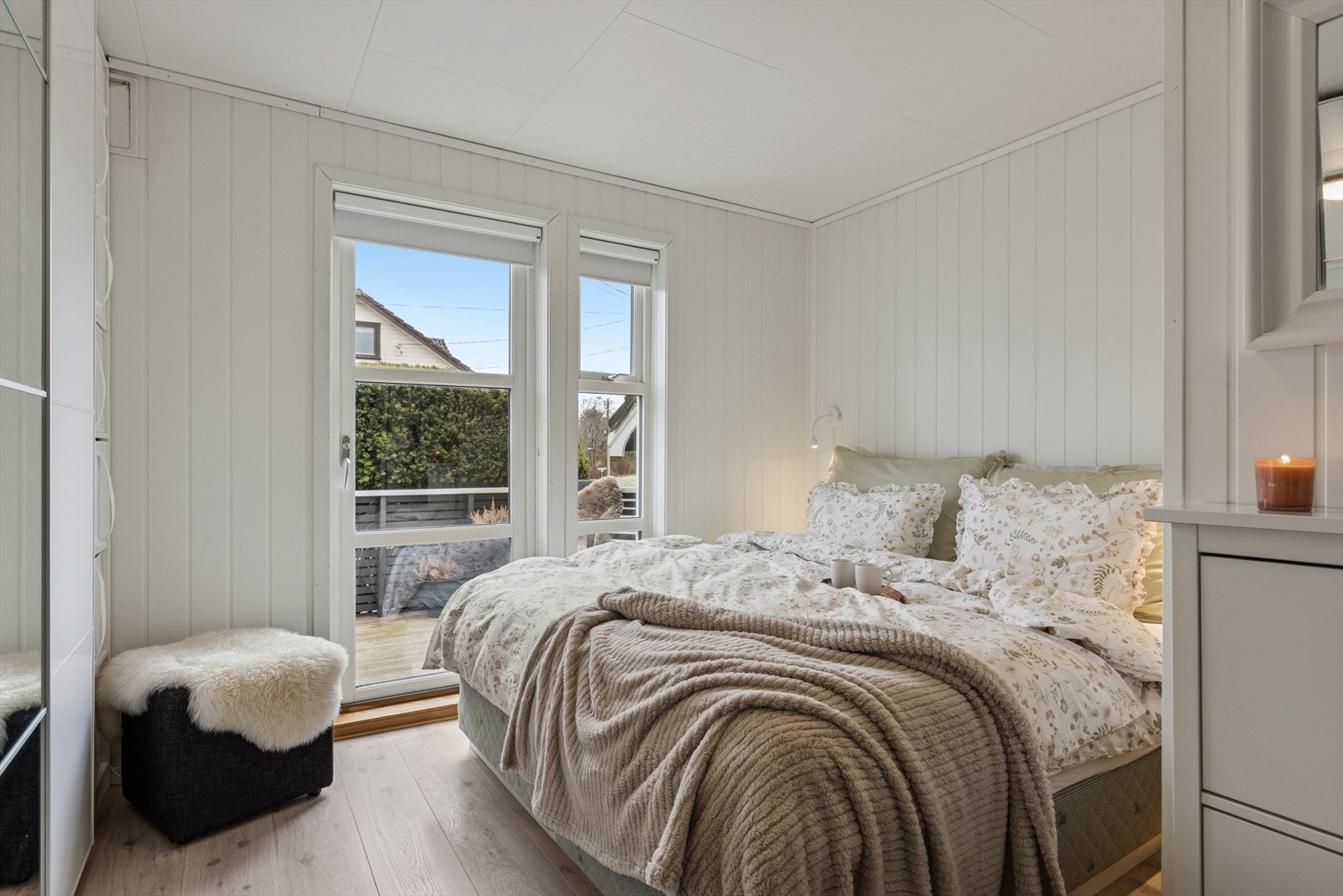 Soverom av god størrelse. Utgang til terrasse. Galleribilde