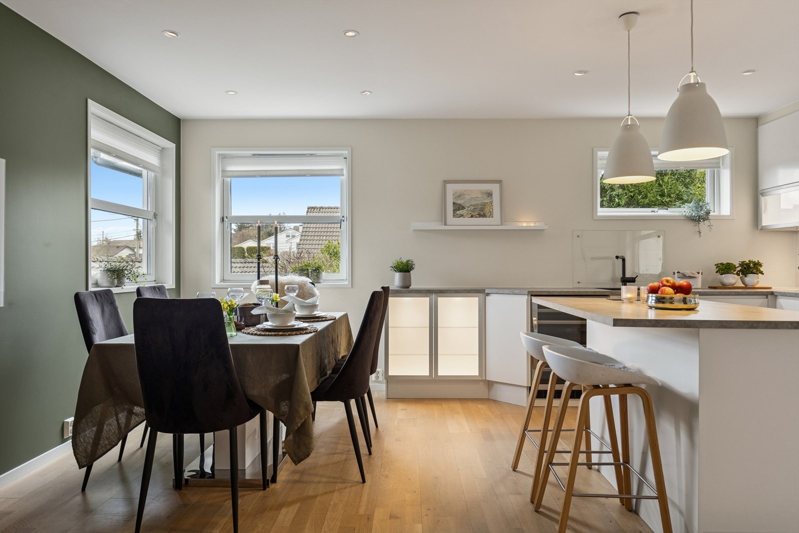 Koselig spiseplass - Kjøkkenet er innredet slik at matlagingen forenes med sosialt samvær. De generøse vinduene slipper inn mye naturlig lys. Galleribilde