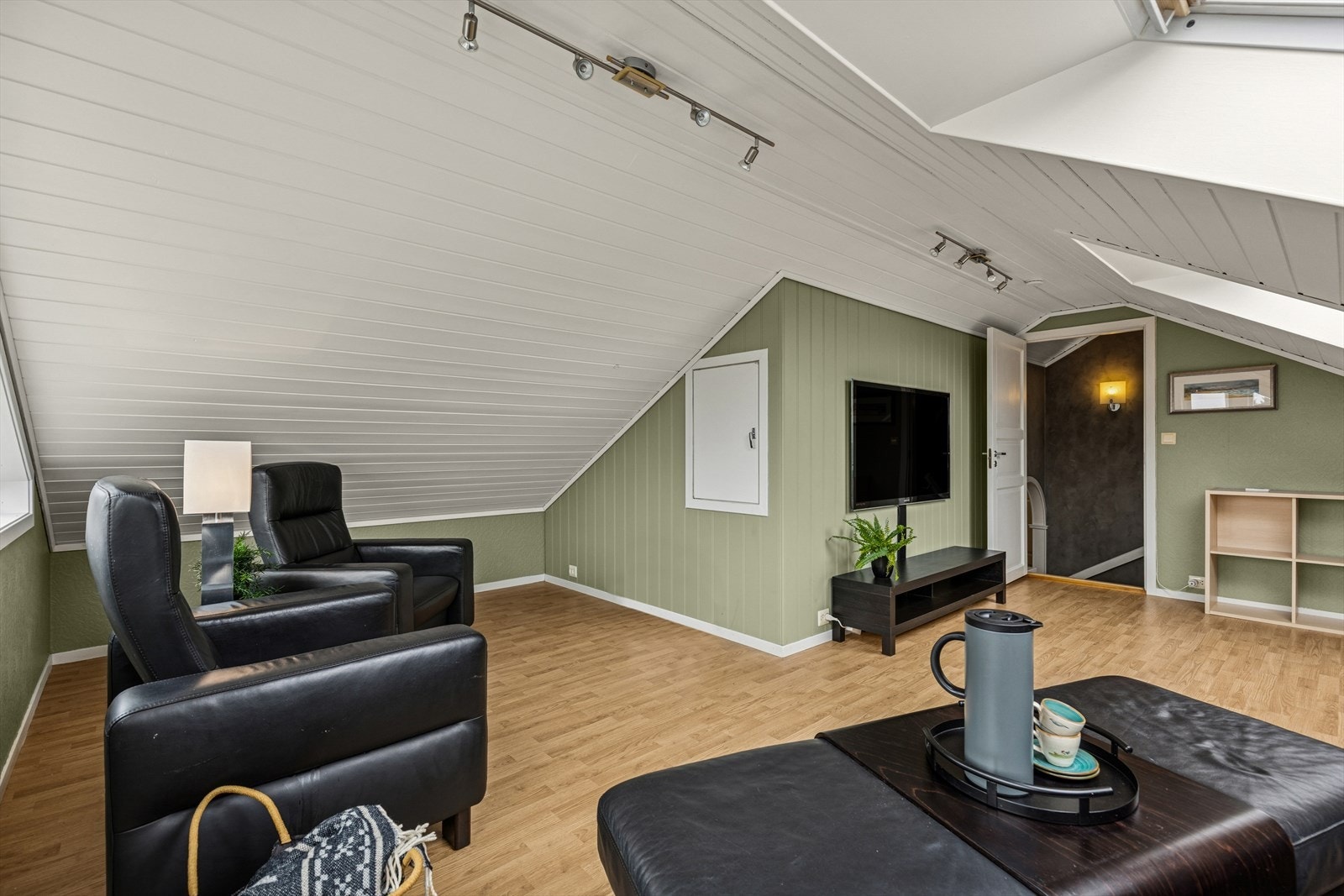 Takvinduer som gir en unik utsikt mot himmelen og løfter rommets romfølelse. Galleribilde