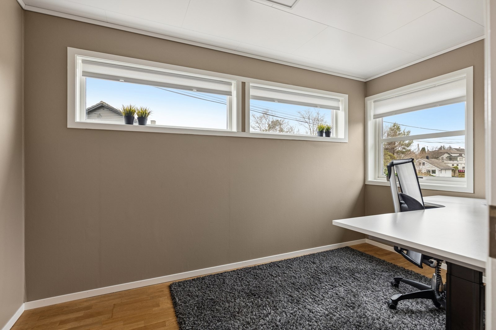 Romslig soverom. Rommet er idag benyttet som kontor. Nydelig fargevalg på veggene. Galleribilde