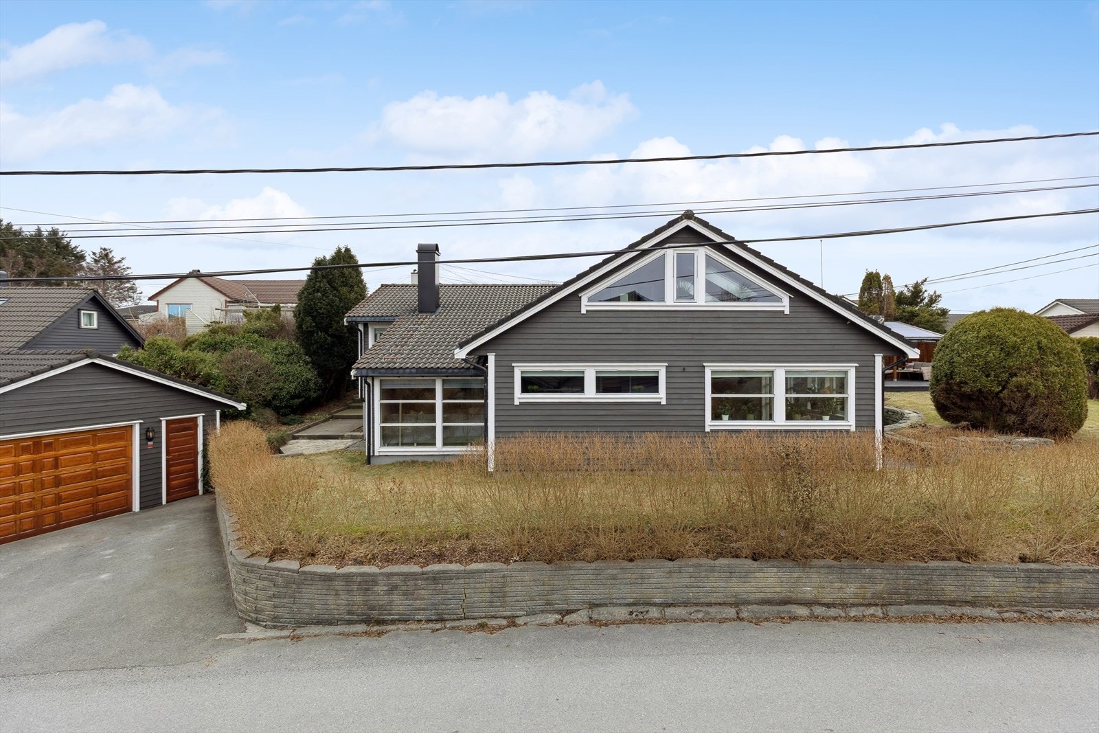 Parkering i eget gårdsrom i tillegg til garasje med elbil-lader. Galleribilde