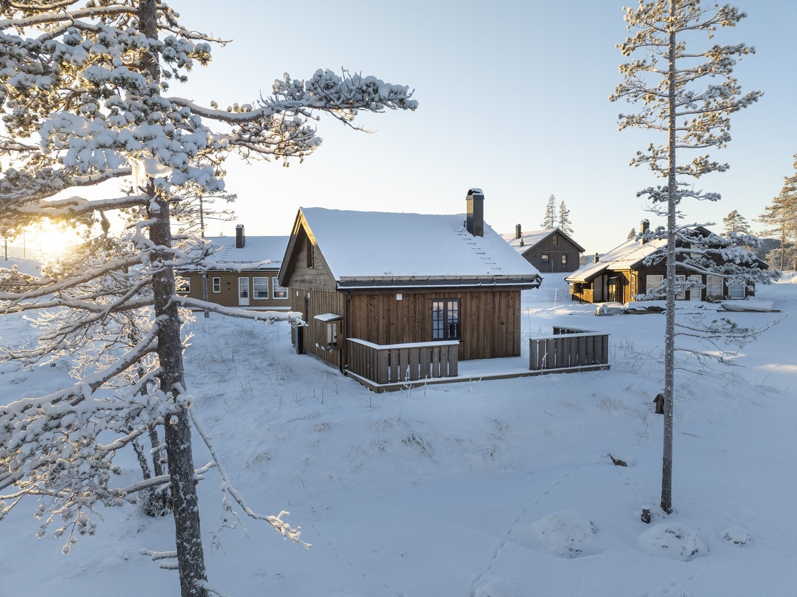 Terrassen har god plass til både sittegruppe og grill Galleribilde