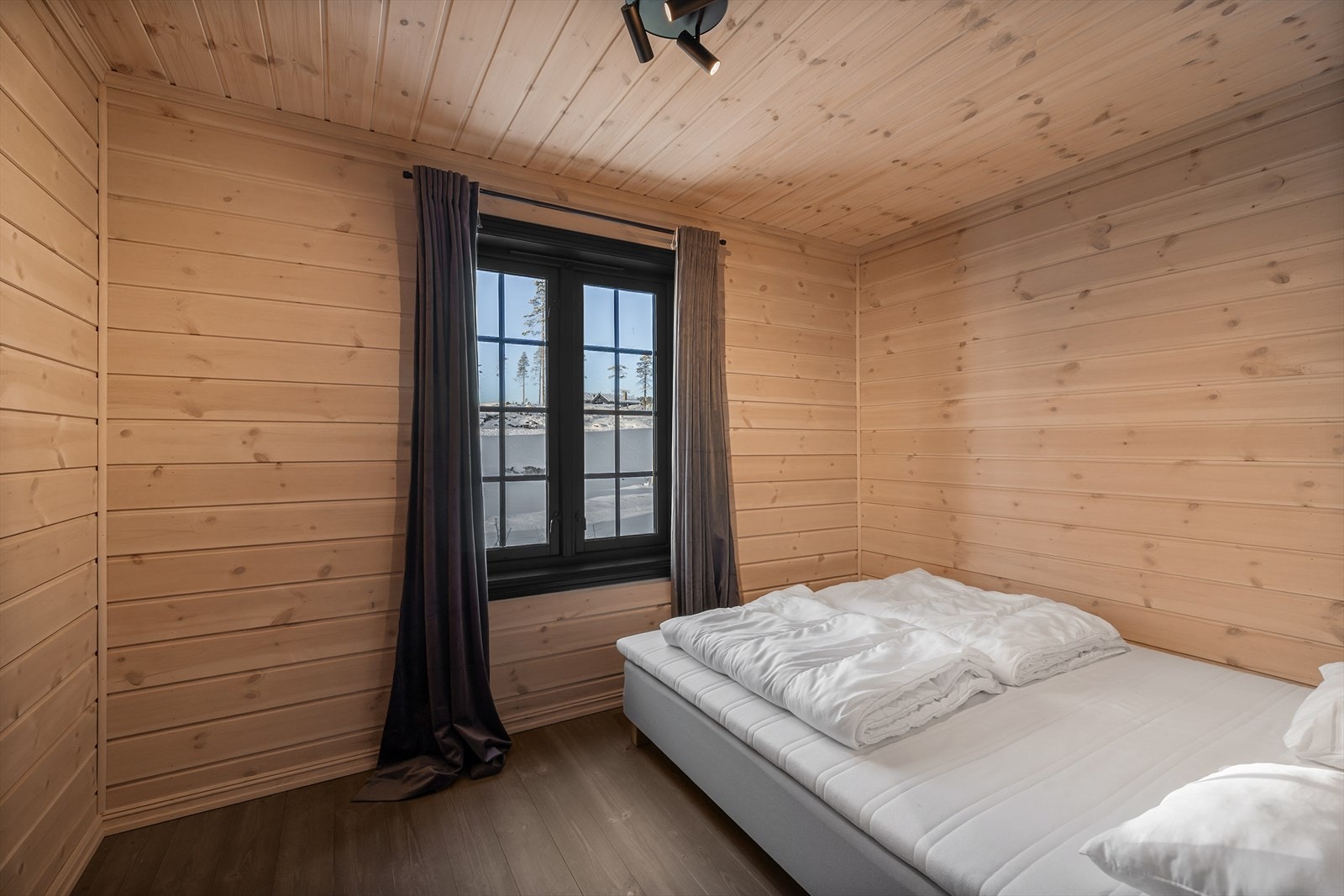 Hovedsoverom med plass til stor seng og oppbevaringsløsning Galleribilde