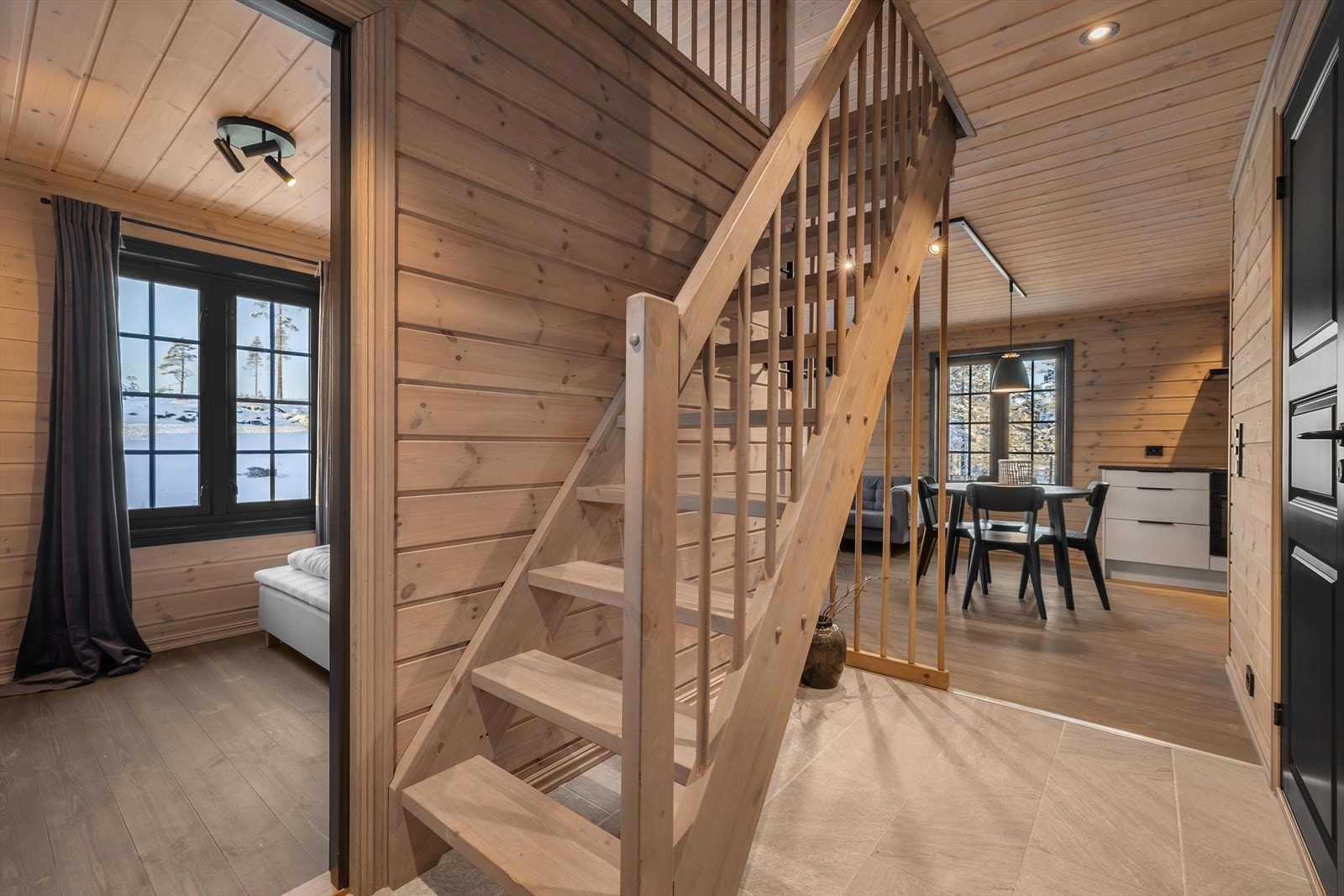 Trapperom opp til hemsen. Det er god plass under trappen for oppbevaringsløsninger Galleribilde