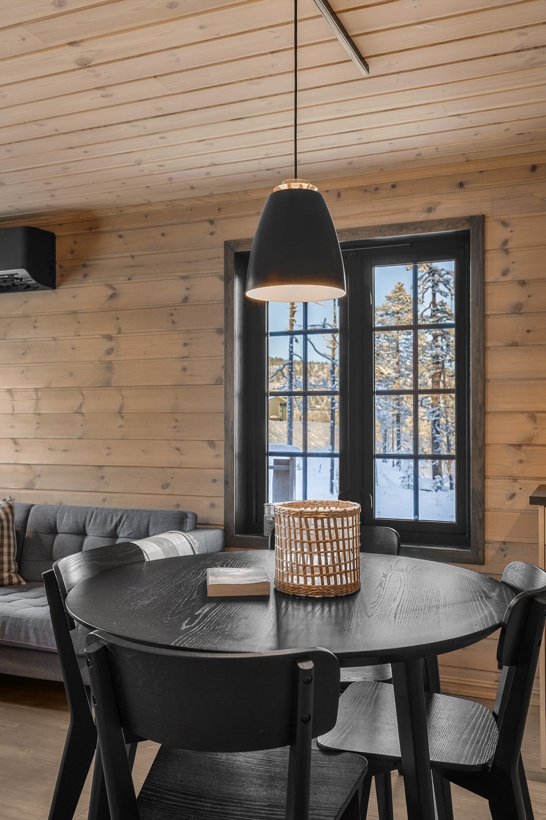 Naturlig plass til spisebord for hyggelige sammenkomster Galleribilde