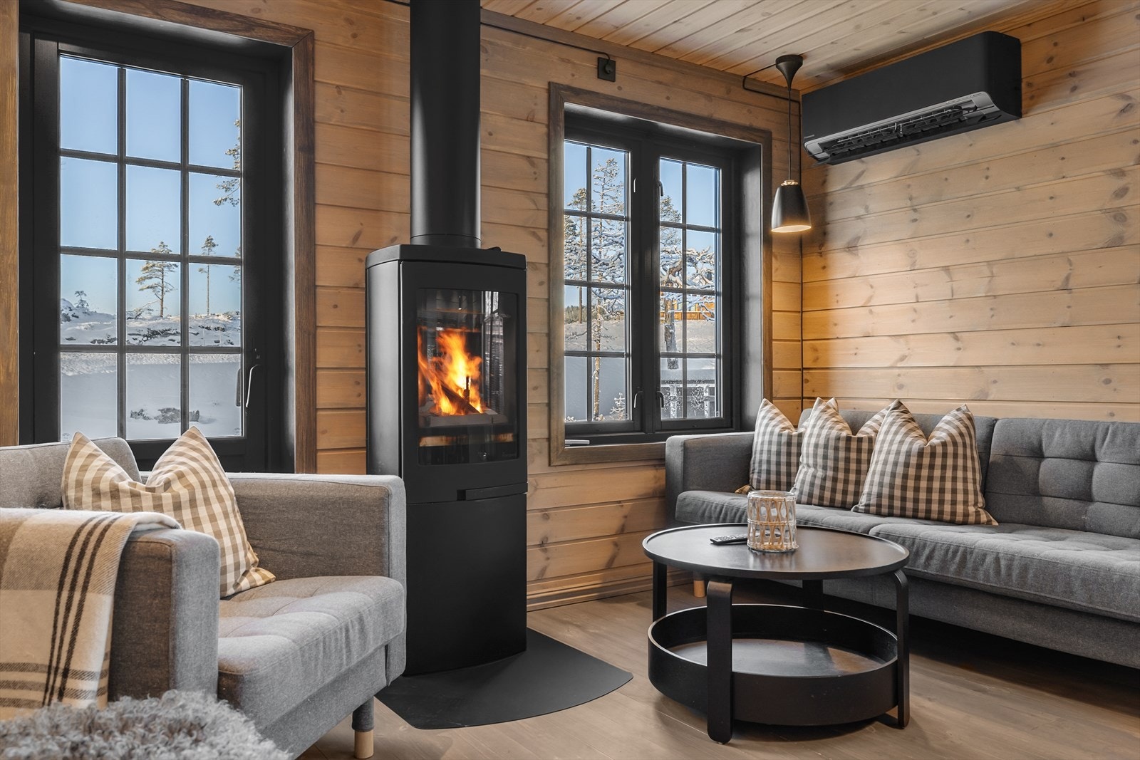 Stilren vedovn som sprer varme og hygge, i kombinasjon med varmepumpe gjør oppvarmingen enkel og kostnadseffektivt Galleribilde
