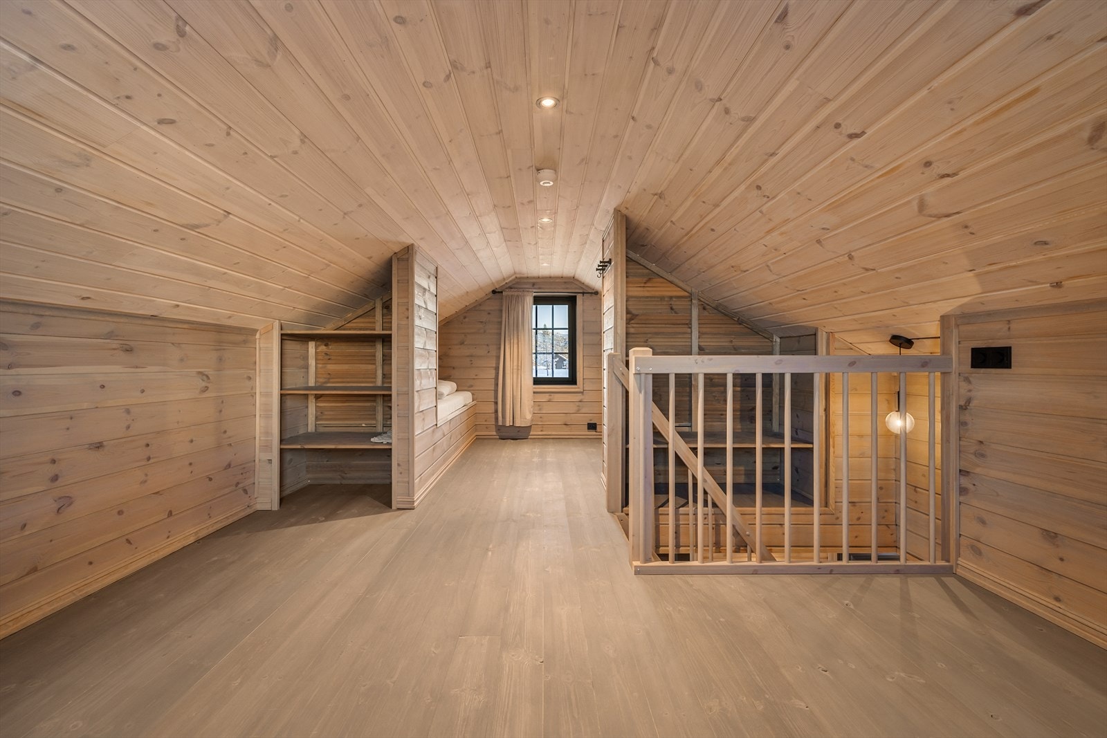 Romslig hems bestående av loftstue med åpning til soveplasser. Gulvarealet er på 21 kvm Galleribilde