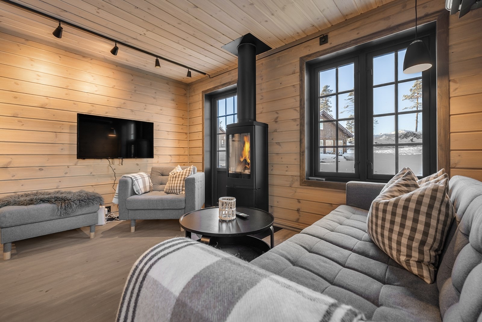 Hyggelig tv-sone med rikelig naturlig lysinnslipp Galleribilde