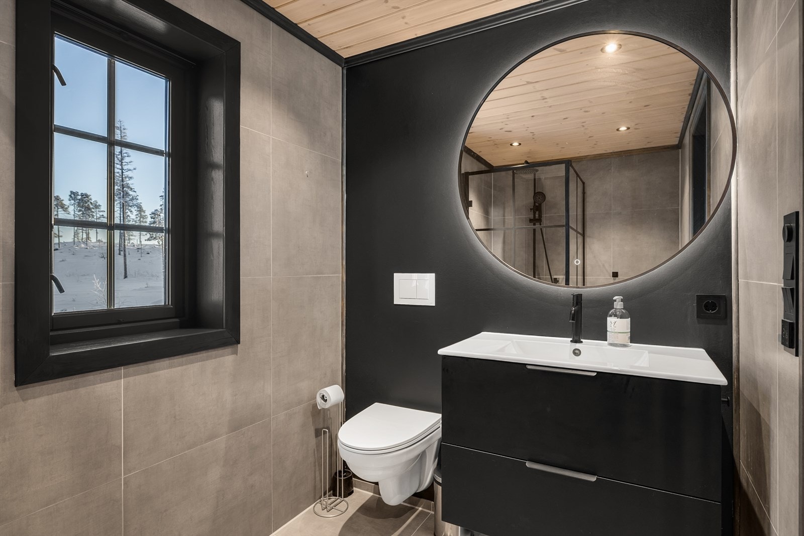 Badet har herlig gulvvarme og elektrisk avtrekksvifte Galleribilde