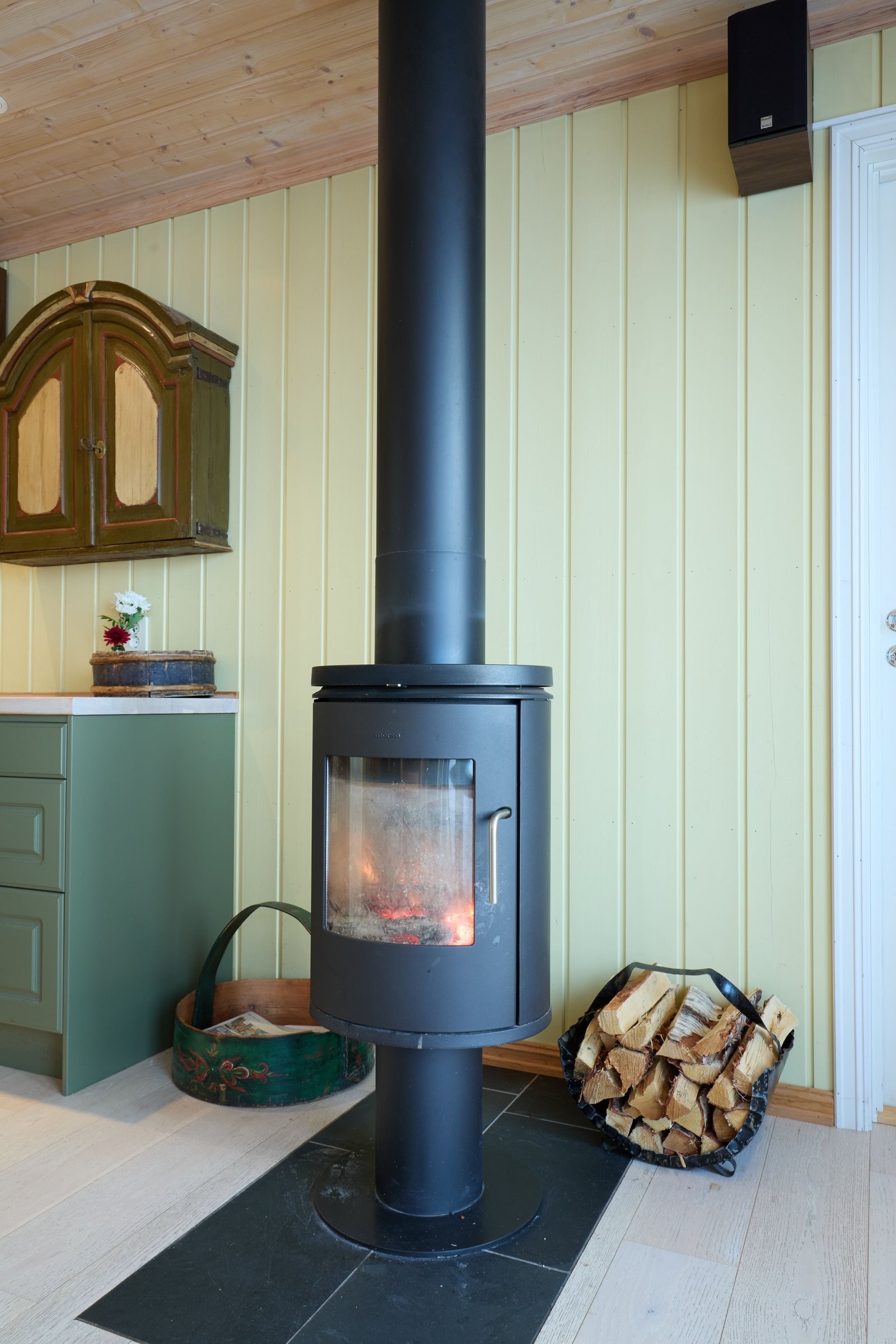 Peisovn ved kjøkken og spiseplass Galleribilde