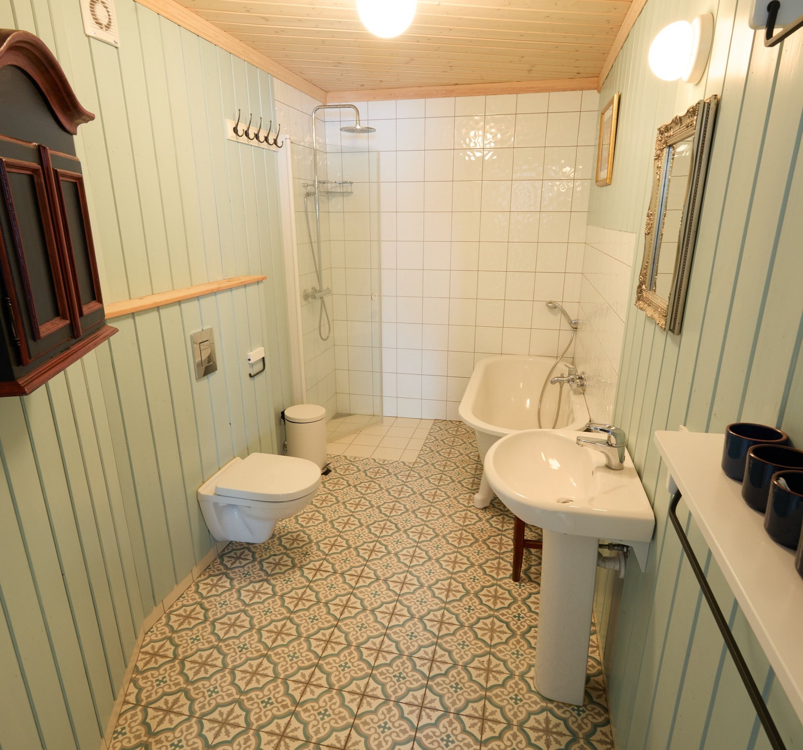 Gjestebad med god plass. Dusj og badekar Galleribilde