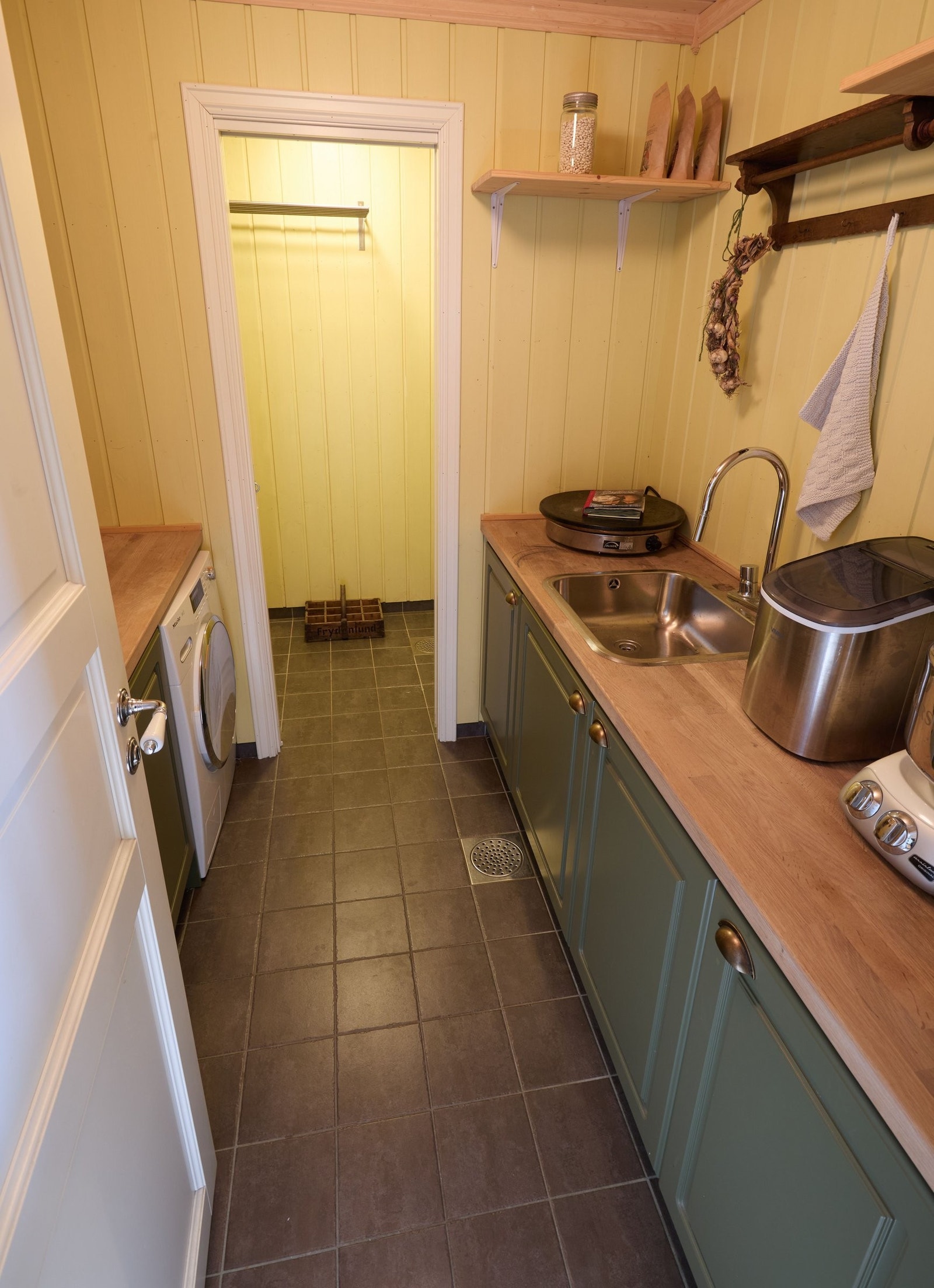 Grovkjøkken med vaskemaskin og tørketrommel samt teknisk rom Galleribilde