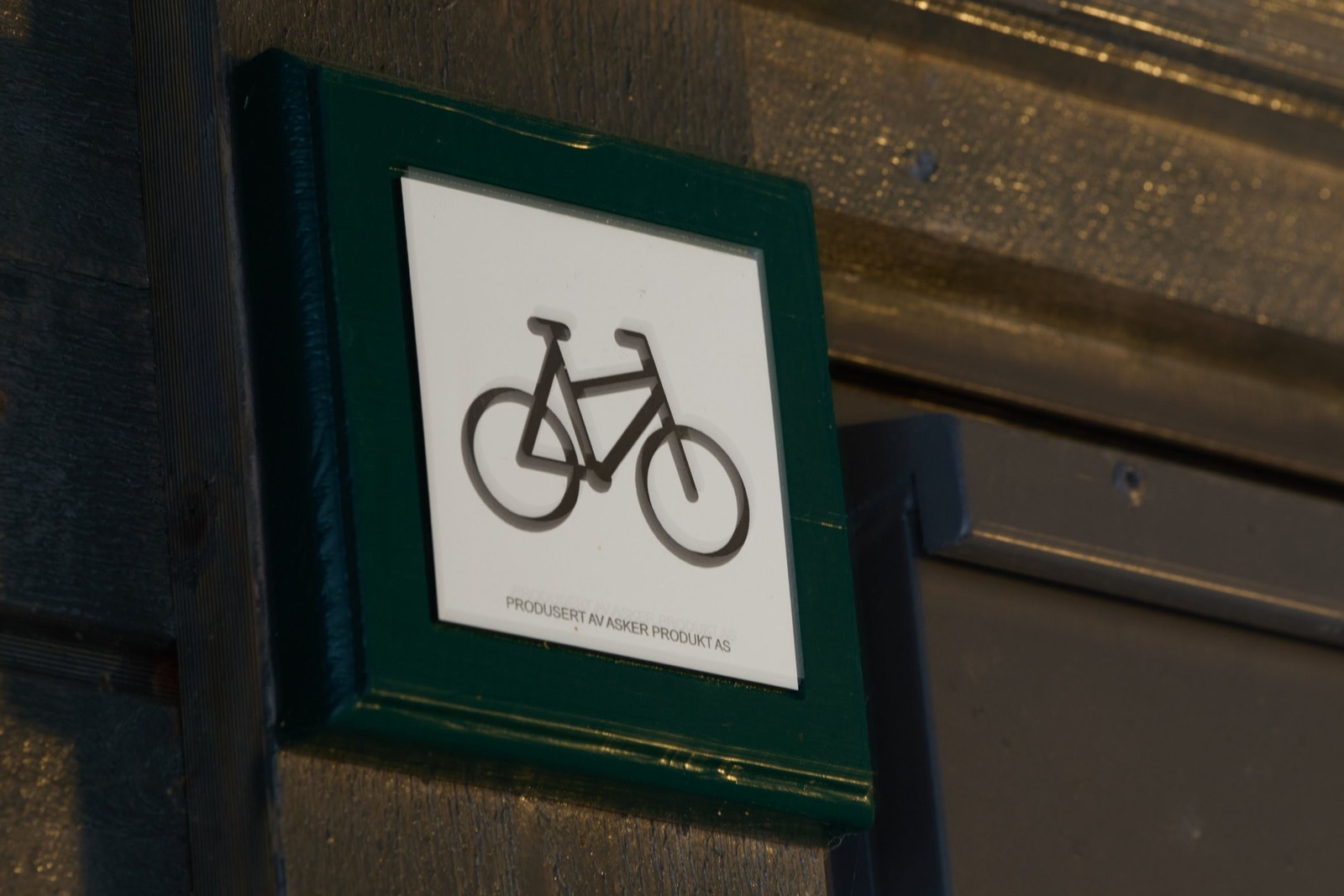 Sykkelbod med plass til mange sykler, snøfreser og akebrett Galleribilde