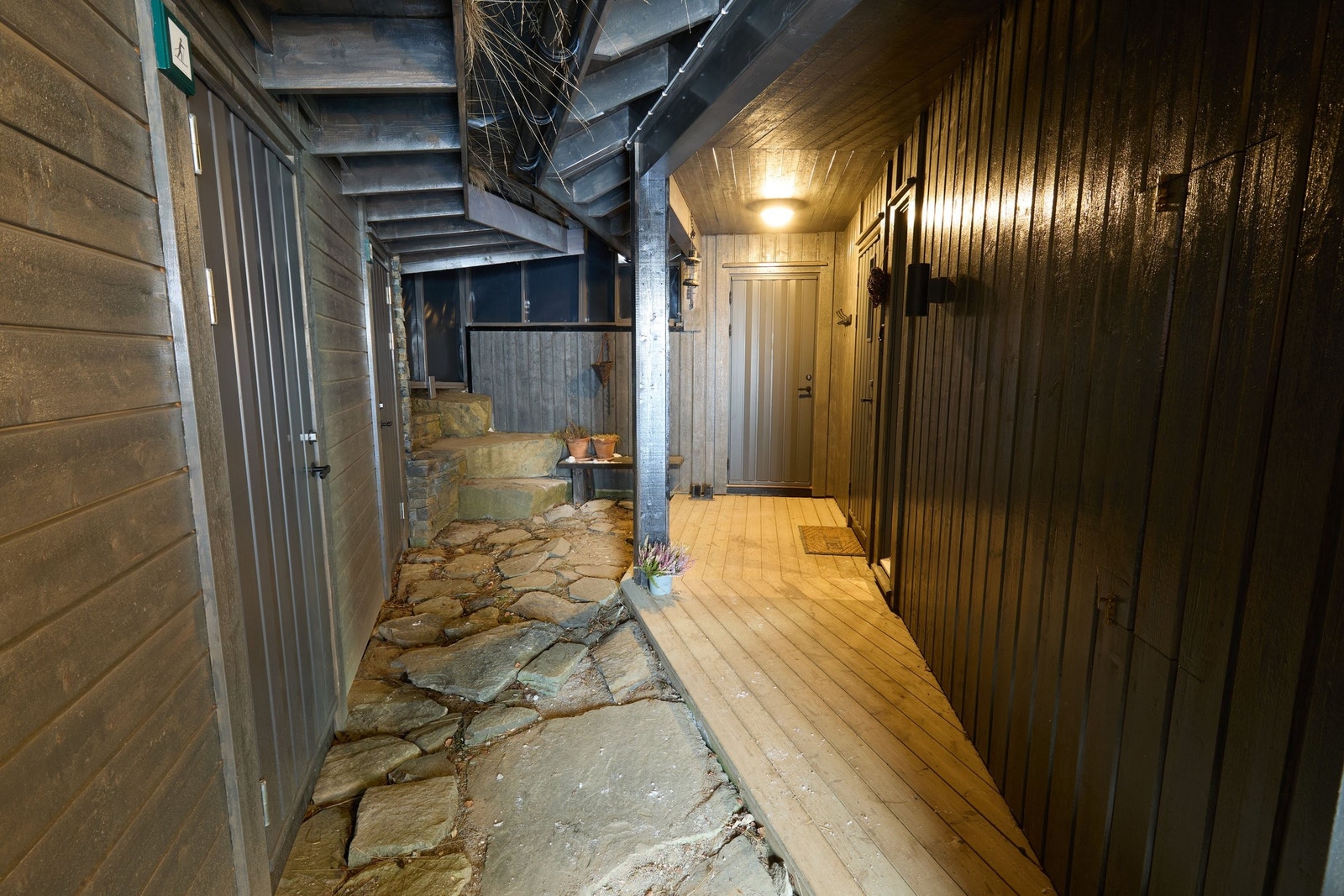 Svalgangen er overdekket om vinteren så den holdes snøfri. Lett tilgang til alle bodene. Galleribilde