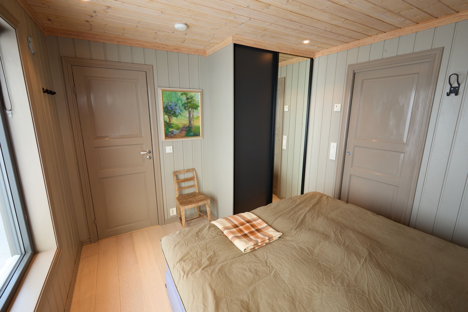 Hovedsoverommet med garderobeskap og dør til badeværelset Galleribilde