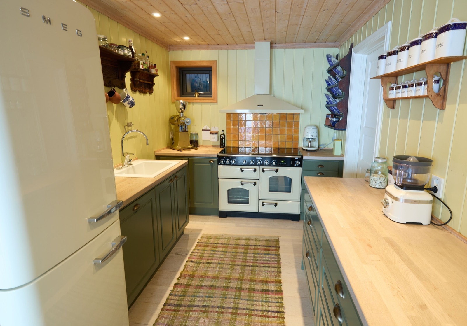 Herlig kjøkken i gammel stil, men svært funksjonelt og med god lagringsplass Galleribilde