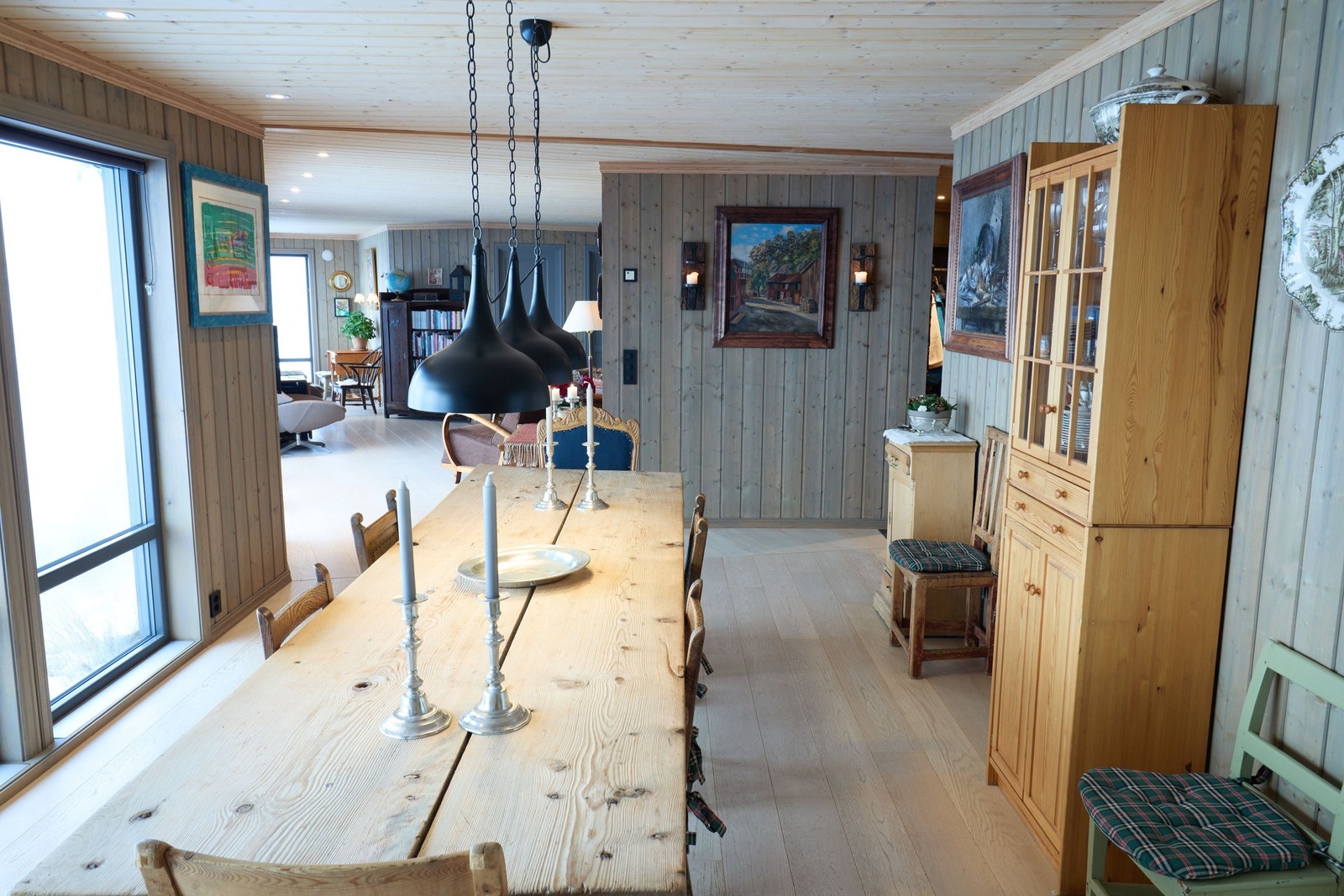 Fra langbordet er det god kontakt med de øvrige sonene Galleribilde