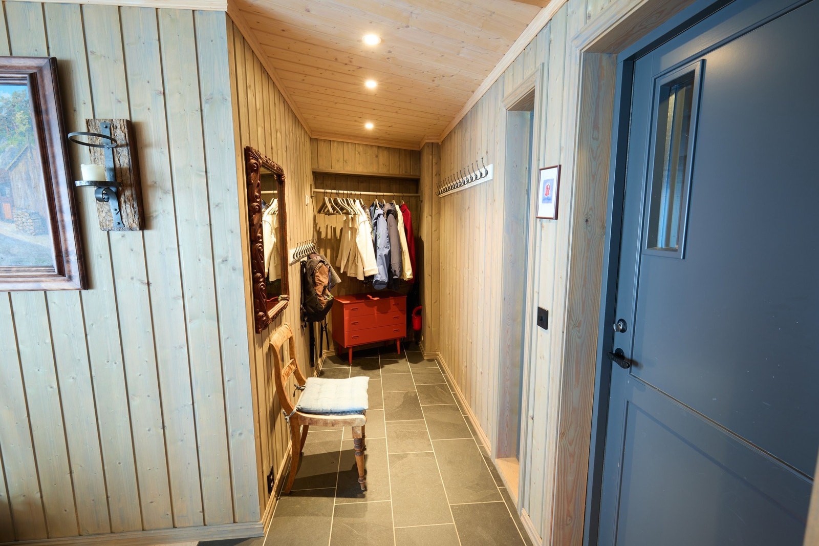 Stor og god garderobeplass Galleribilde