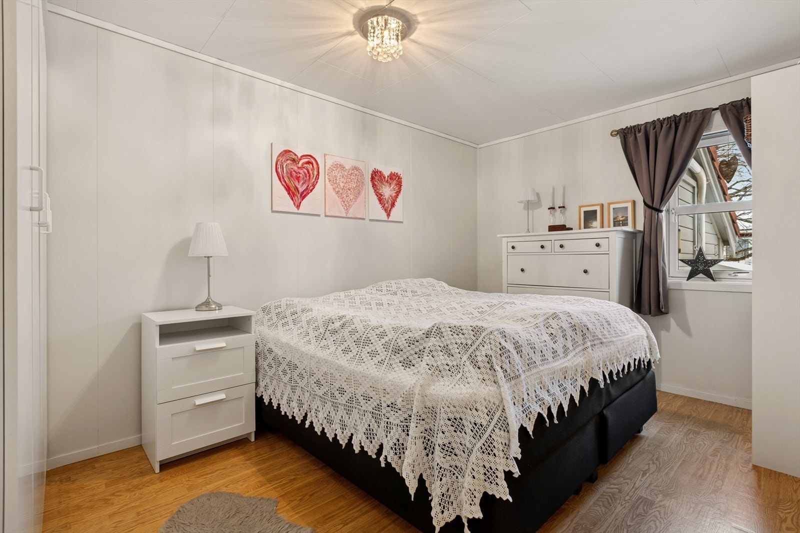 Videre byr leiligheten på to gode soverom. Galleribilde