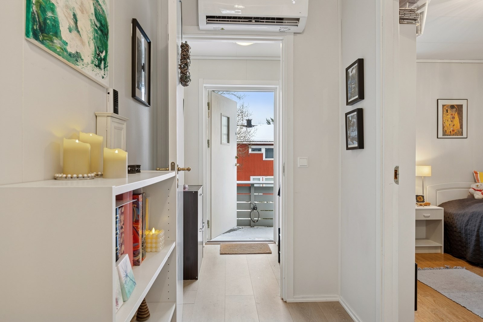 Her ønskes du velkommen inn i entré med plass til å henge fra seg ytterklær. Galleribilde