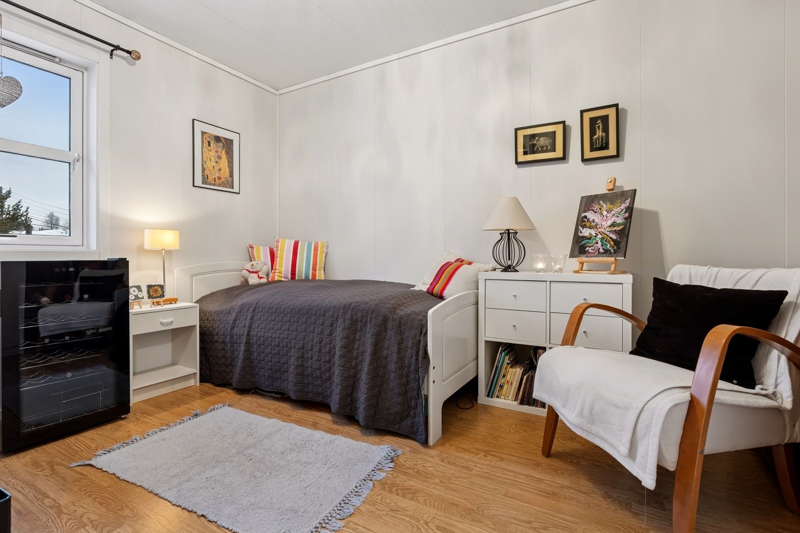 Det andre soverommet er praktisk utført med god plass til seng, tilhørende møblement og oppbevaring. Galleribilde