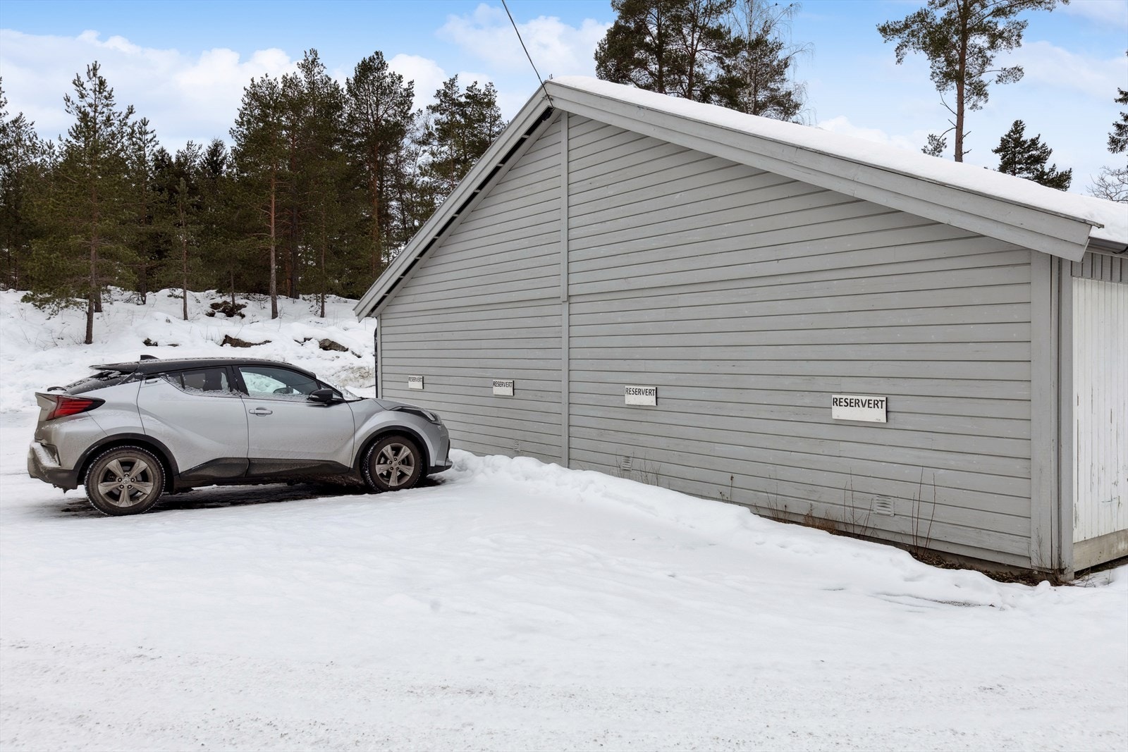 Det medfølger fast parkeringsplass i felles gårdsplass. Galleribilde