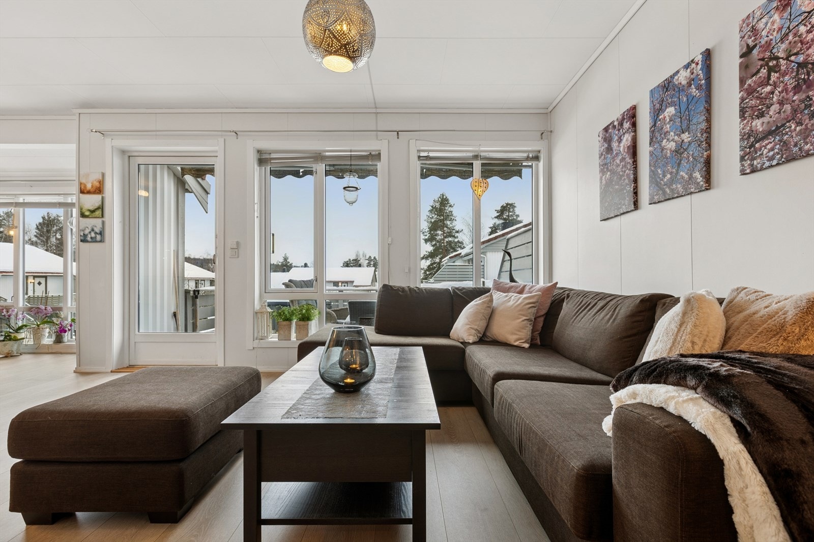 Herfra er det utgang til en balkong med stor markise montert på veggen. Galleribilde