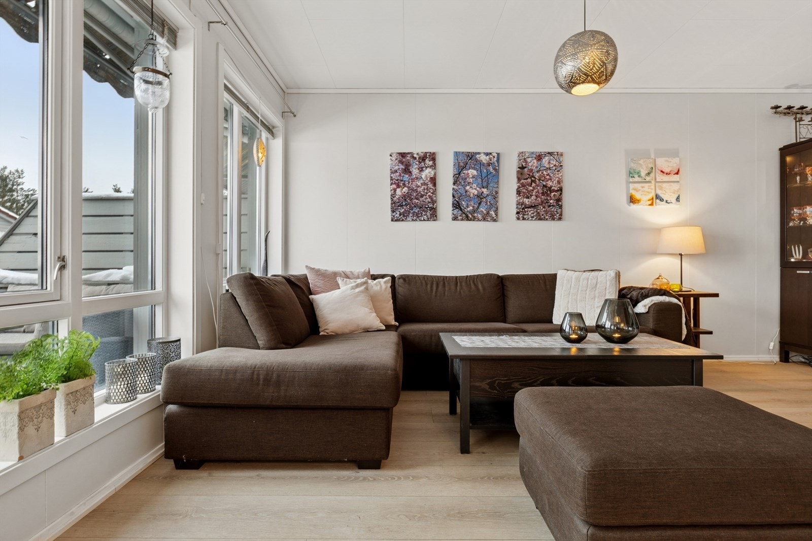 Stuen har lyse overflater og lyst laminat gulv. Galleribilde