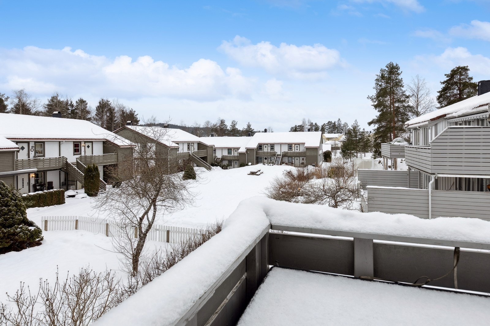 Utsikten utover fellesarealene kan nytes fra balkongen. Galleribilde
