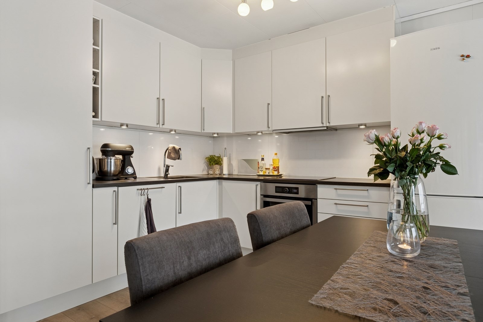 Over benken er det montert kitchenboard, praktisk ved matlaging. Galleribilde