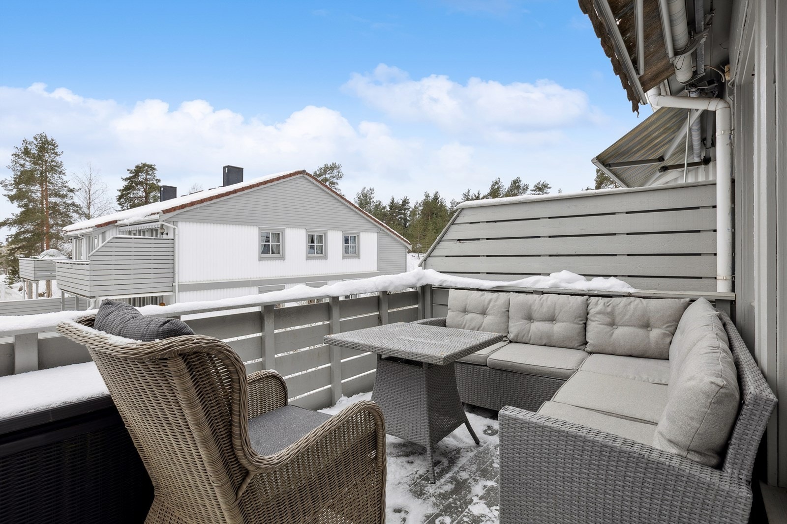 Balkong fungerer som en forlengelse av stuen på varme sommerdager. Galleribilde