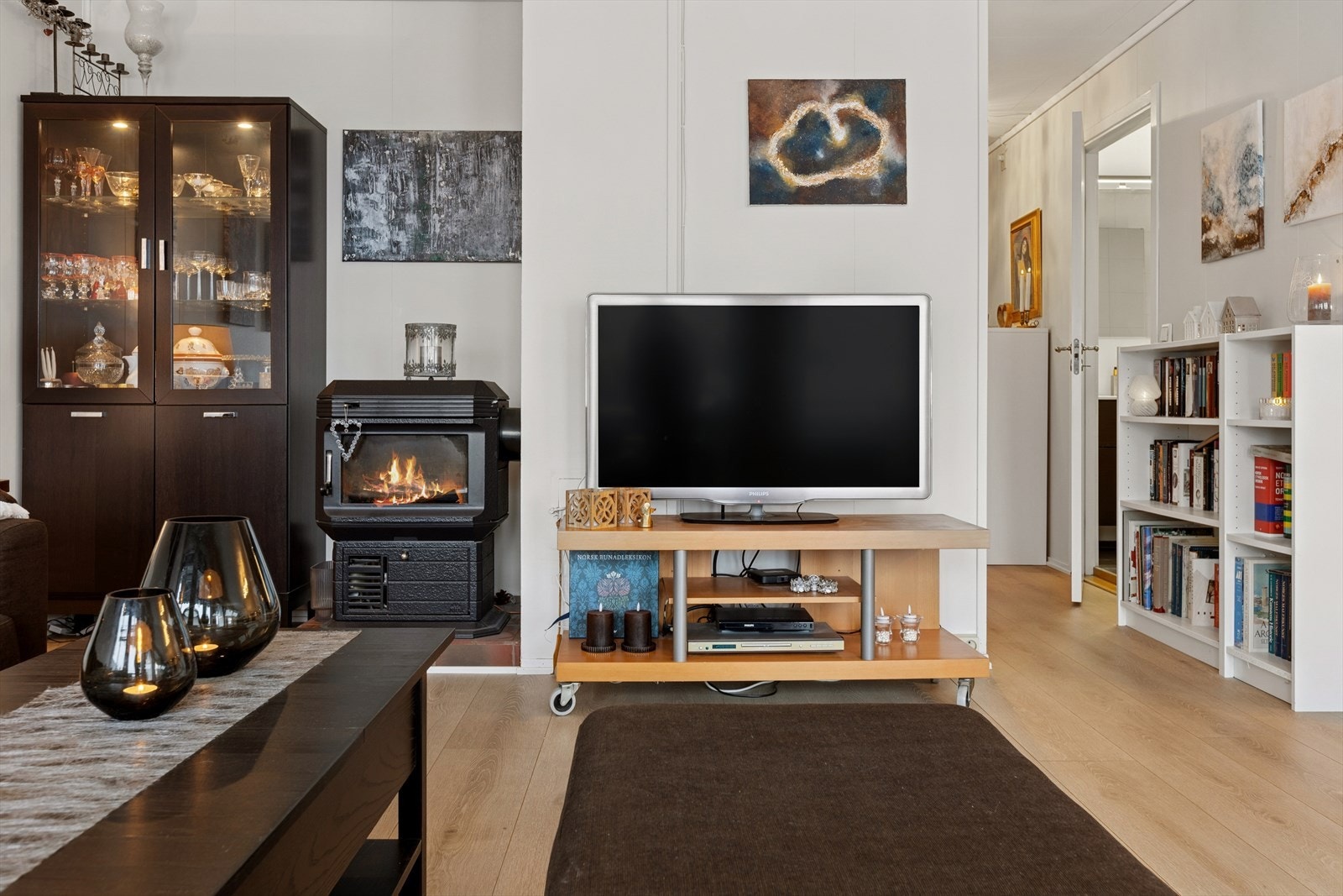 Det er montert vedovn for varme og hygge på kalde dager. Galleribilde