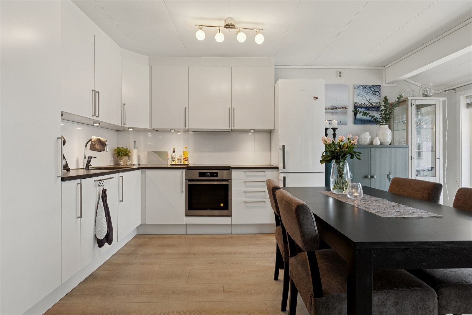 Det er åpen stue og kjøkkenløsning som gjør rommet mer sosialt. Galleribilde