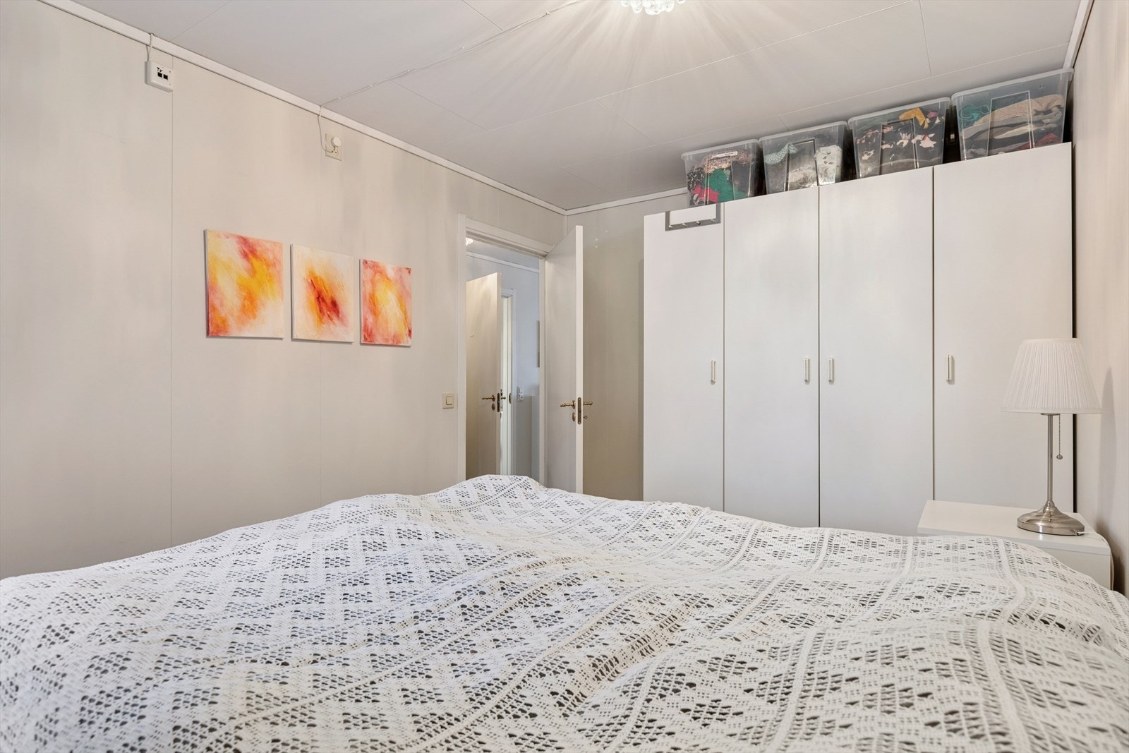 Hovedsoverommet har plass til dobbeltseng, tilhørende møblement og stort garderobeskap med god oppbevaringsplass. Galleribilde