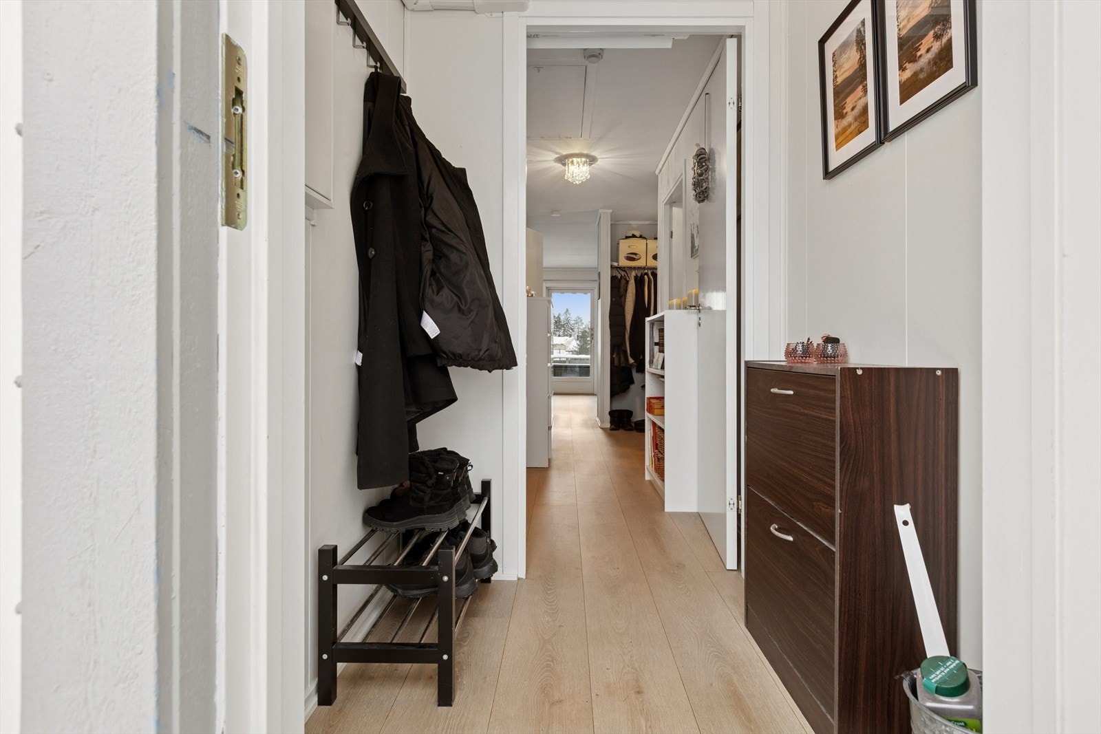 En lys og romslig 3-roms leilighet beliggende fint til i byggets 2. etasje. Galleribilde