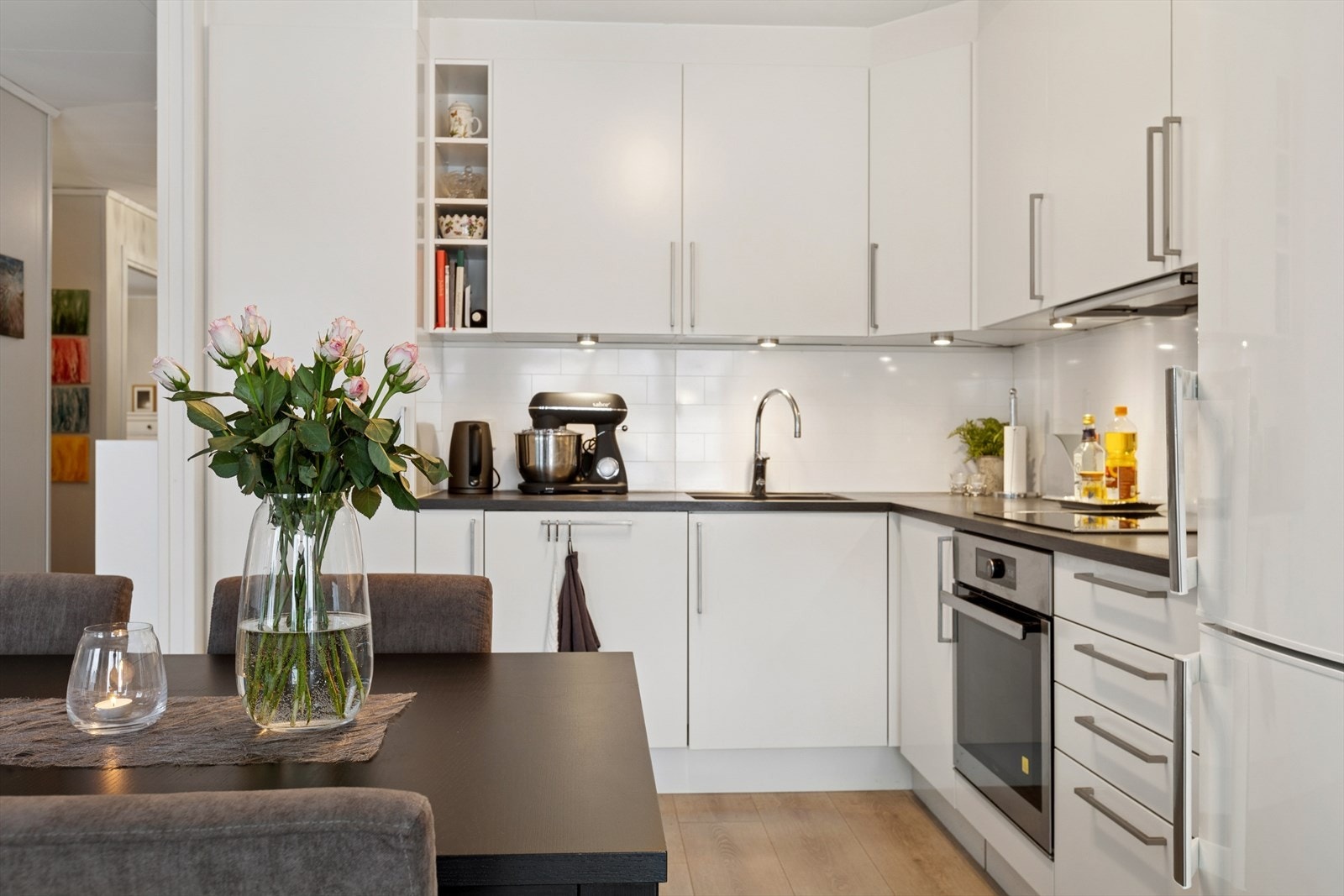 Kjøkkenet er innredet i en praktisk form og har godt med skap- og benkeplass. Galleribilde