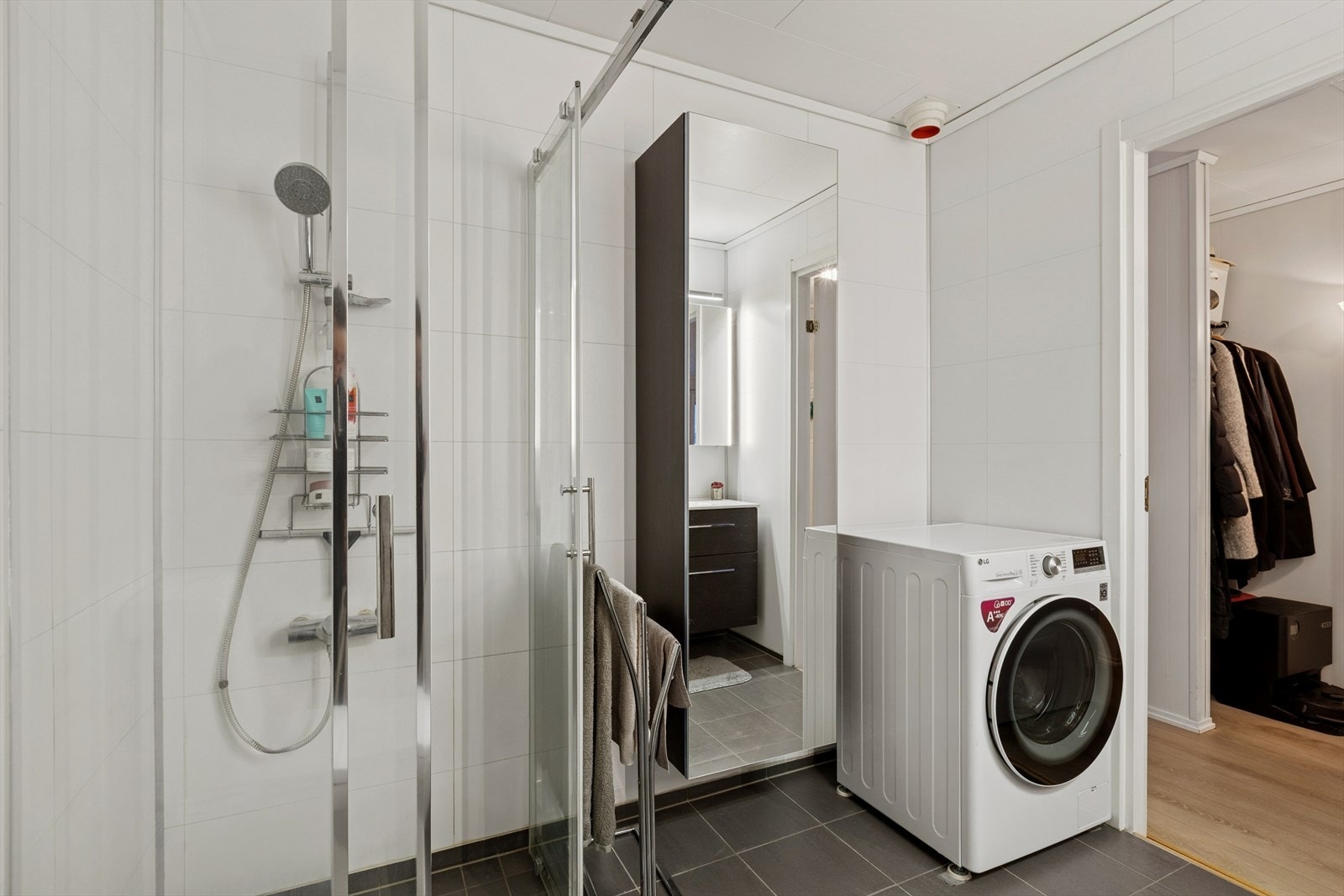 Det er også opplegg for vaskemaskin, noe som gjør rommet til et kombinert bad og vaskerom. Galleribilde