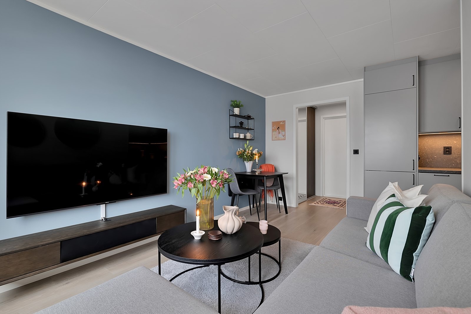 Stue og kjøkken i åpen løsning Galleribilde