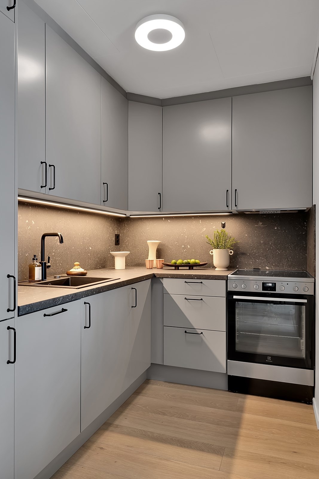 Samtidig som kjøkkenet ble renovert ble det etablert to separate ventilasjonskanaler fra kjøkken og bad som gir effektiv og god utskifting av luft. Galleribilde