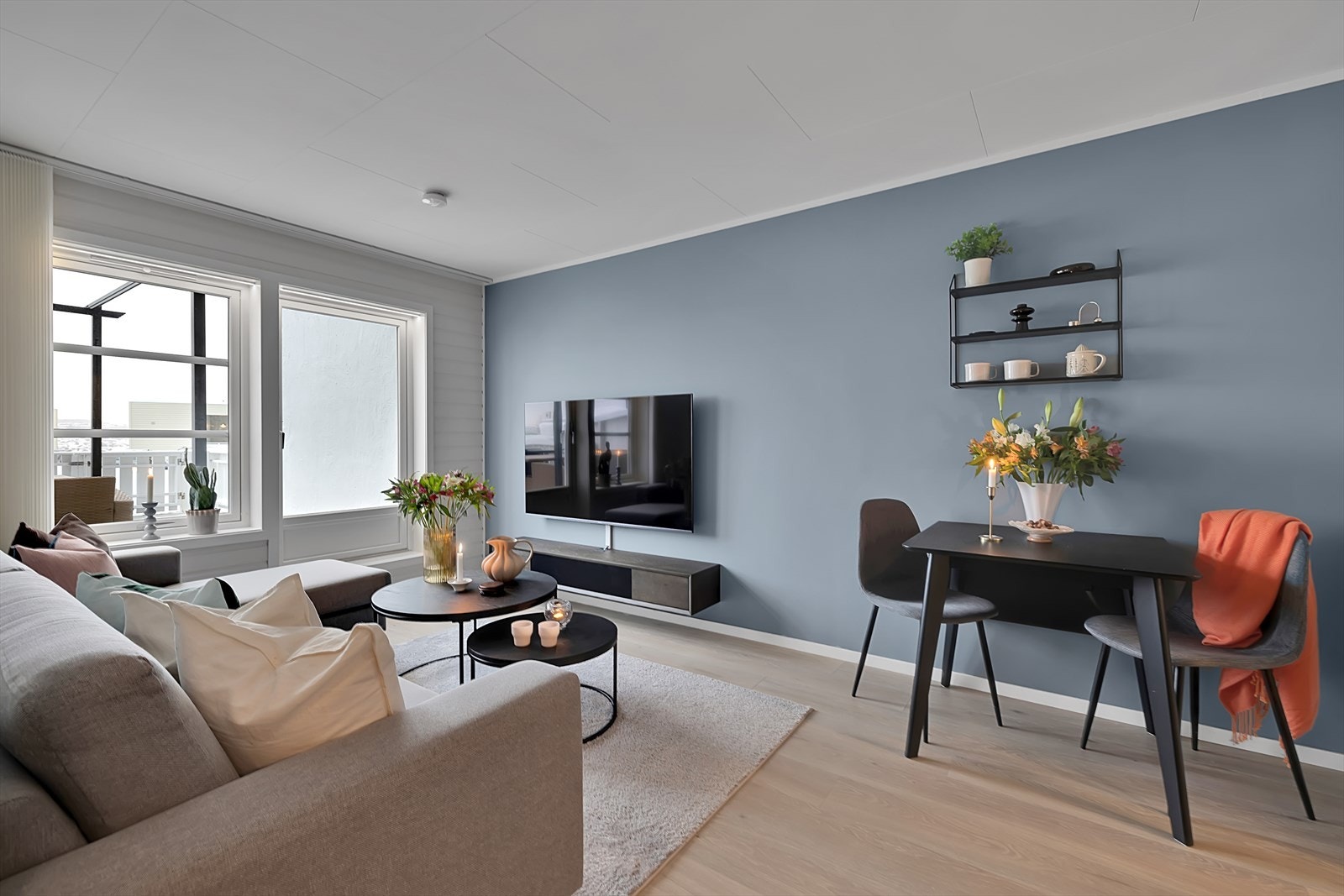 Fra stuen er det utgang til vestvendt terrasse med Pergola Galleribilde