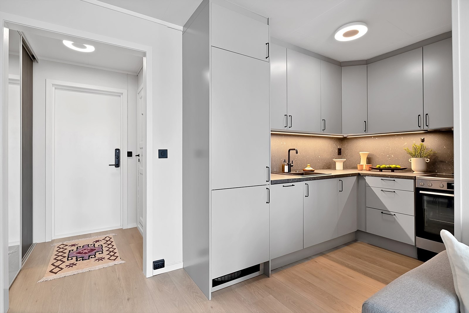 Moderne kjøkken med integrert kjøleskap, oppvaskmaskin og ventilator. Galleribilde