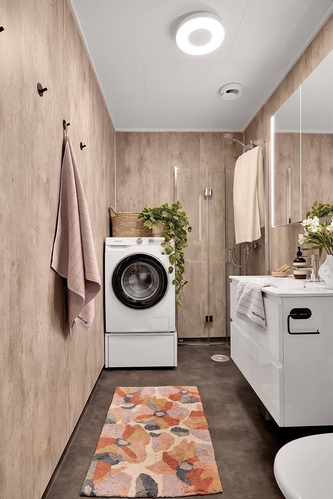 Samtidig som badet ble renovert ble rørsystemet i leiligheten byttet ut til nytt rør-i-rør-system samt at avtrekket ble forbedret. Galleribilde