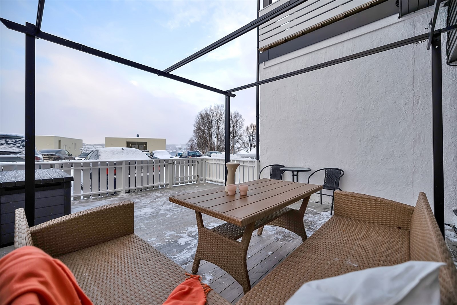 Terrassen er på hele 25 kvm og har gode solforhold Galleribilde