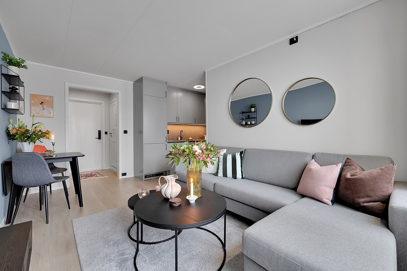 Leiligheten har den senere tid gjennomgått oppussing med kjøkken fra 2023 og laminat lagt 2021. Galleribilde