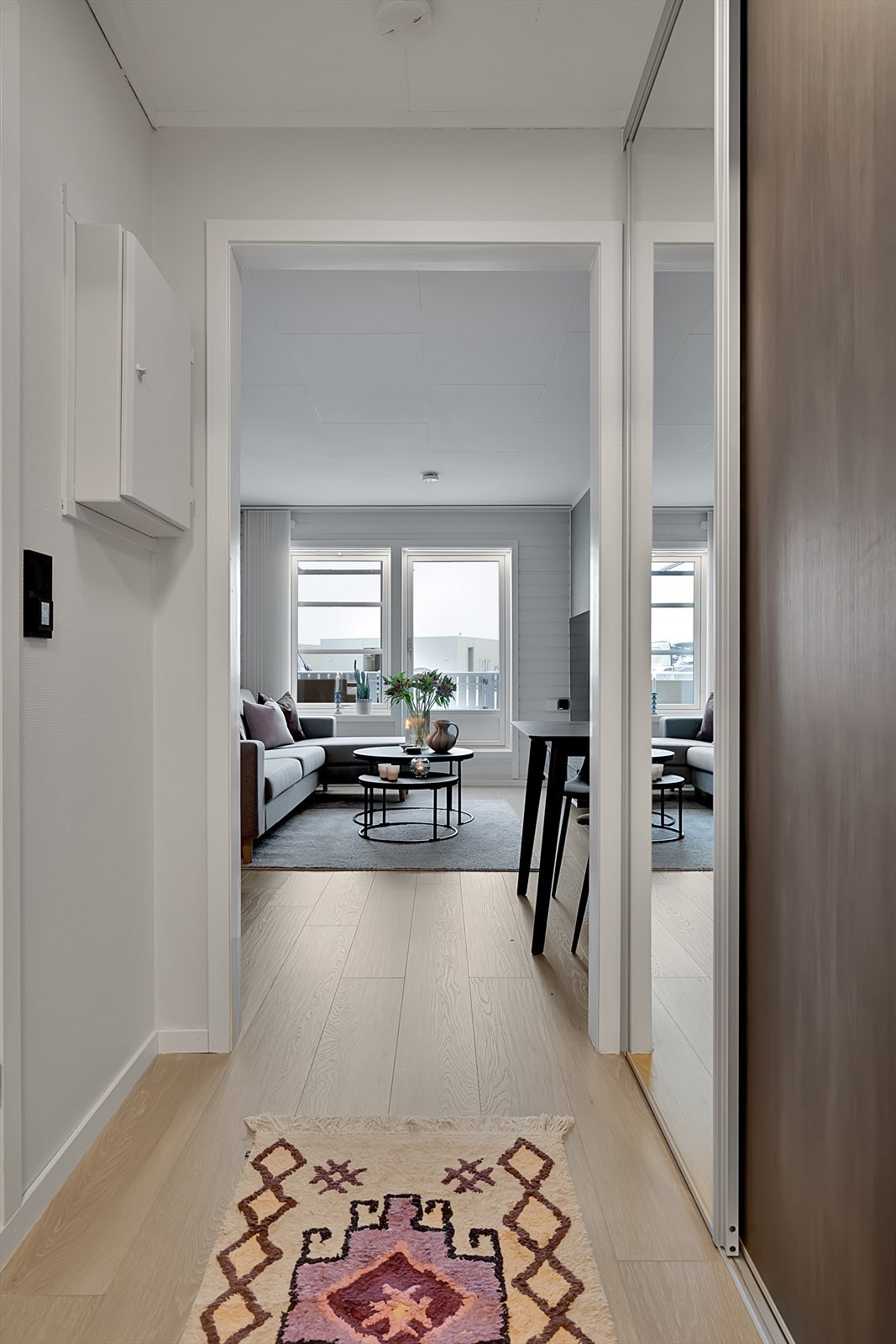 Entrè med skyvedørsgarderobe som ble montert i 2023. Galleribilde