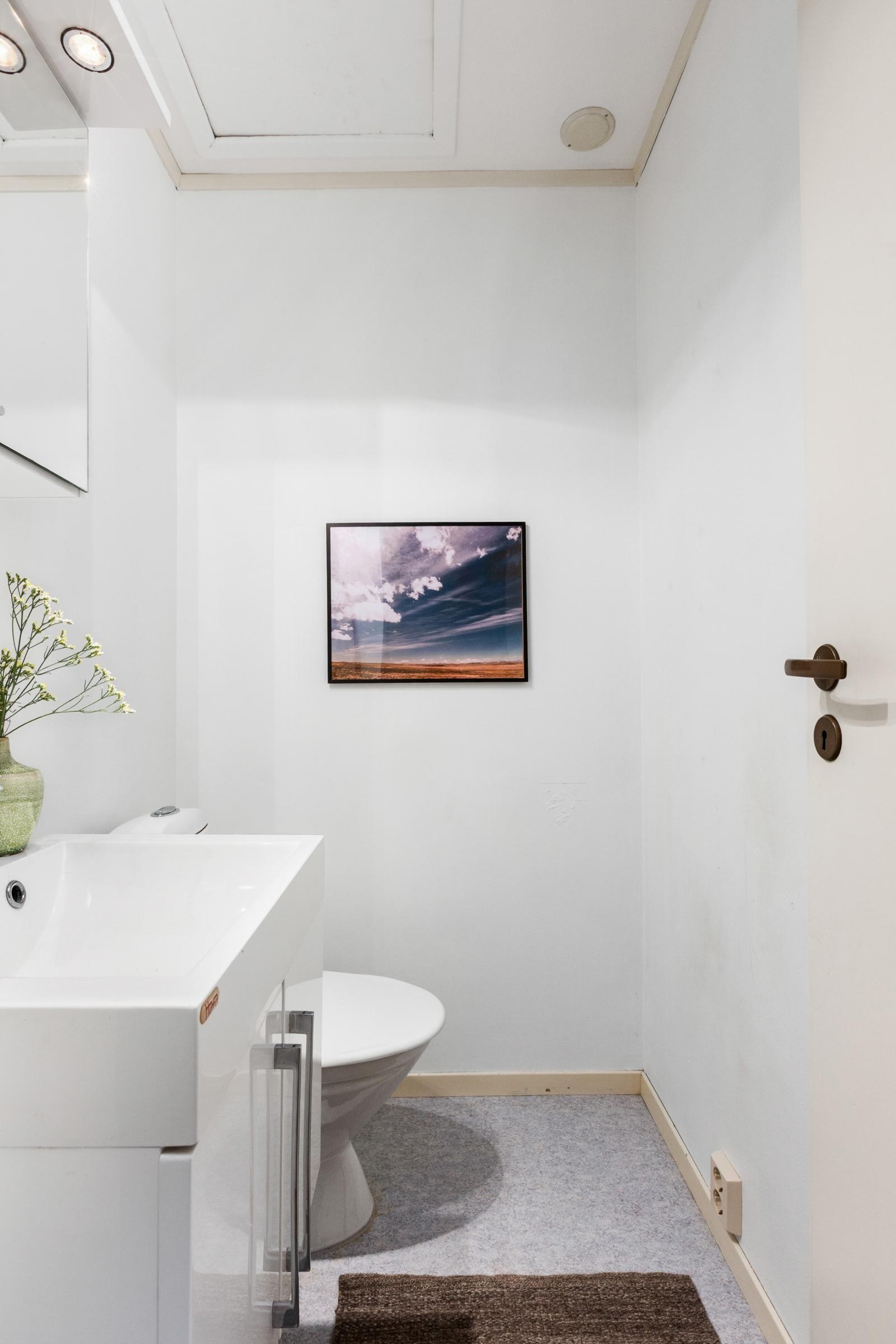 Toalettrom innenfor stuen, et praktisk rom for familien. Tilgang til loft fra wc. Galleribilde