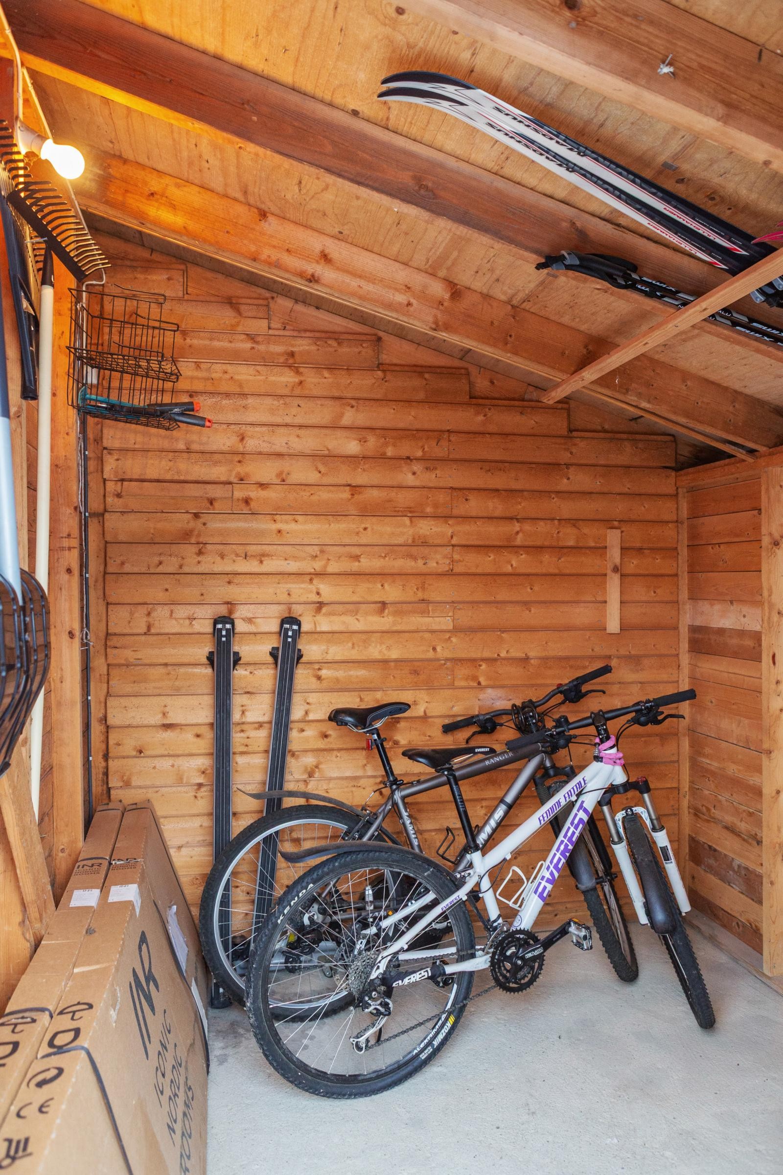 Uteboden. Galleribilde