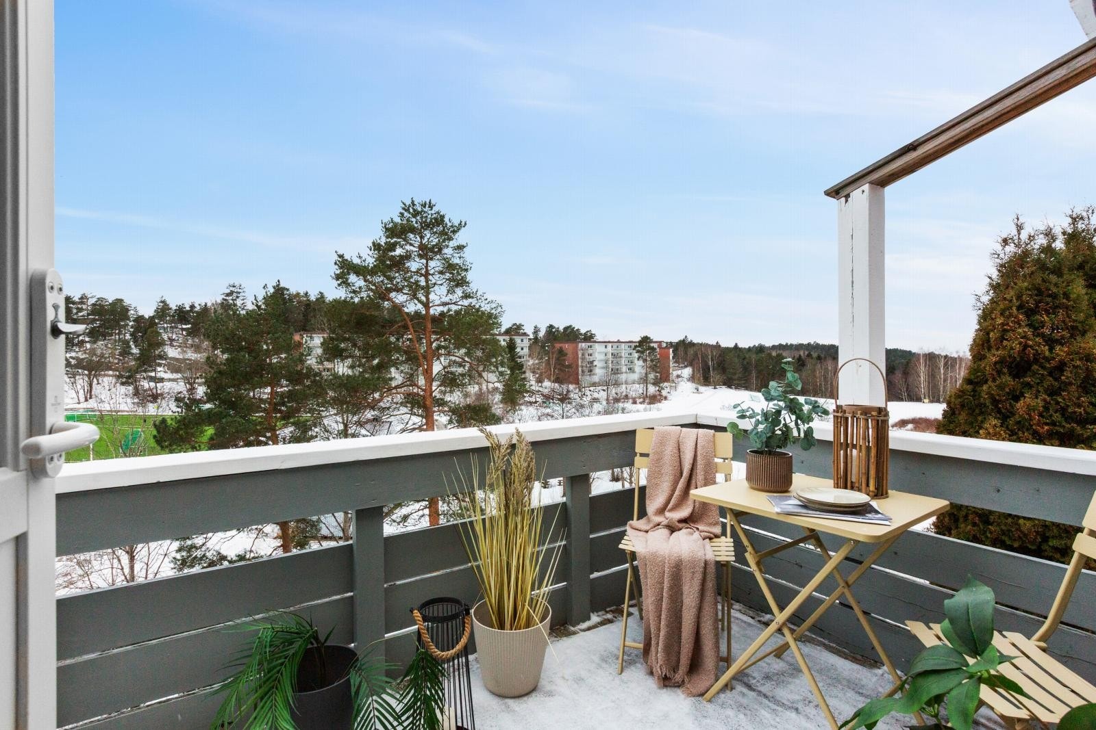 Verandaen ligger høyt og har flott utsikt og gode solforhold. Galleribilde