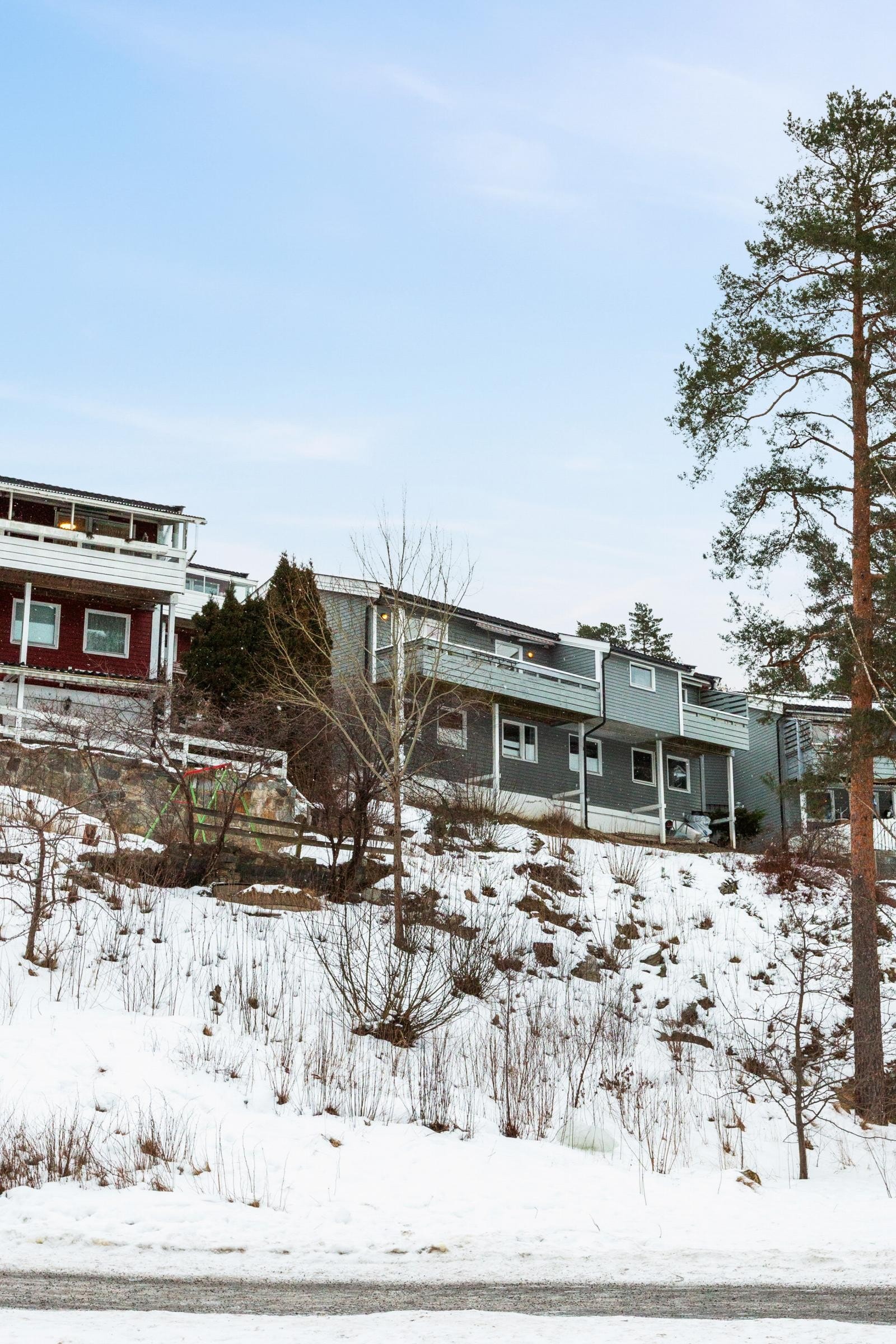 På toppen av en skråning er det ingen gjenboere eller innsyn inn på rommene. Galleribilde