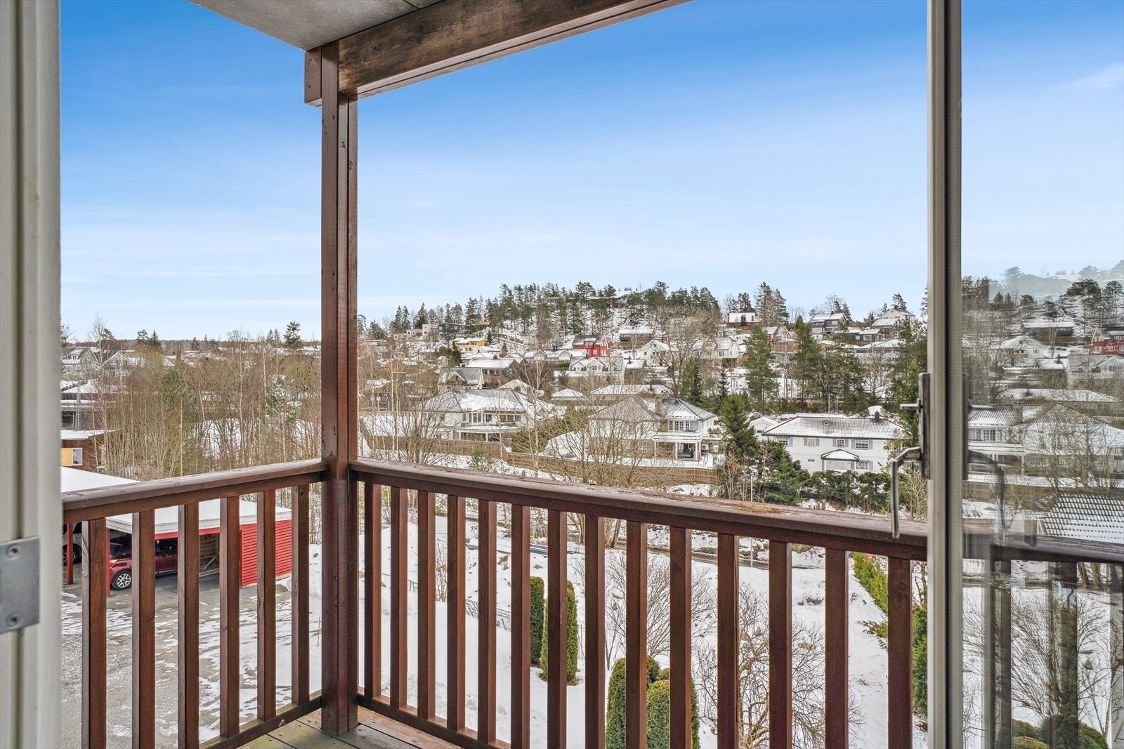 Uskjermet og luftig balkong. Galleribilde